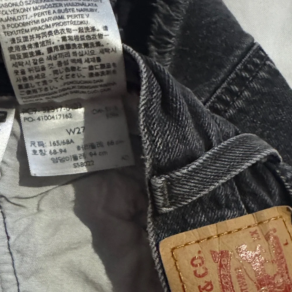 501 Levi's Black Distressed Denim Cutoff Shorts Button Fly - Picture 4 of 4